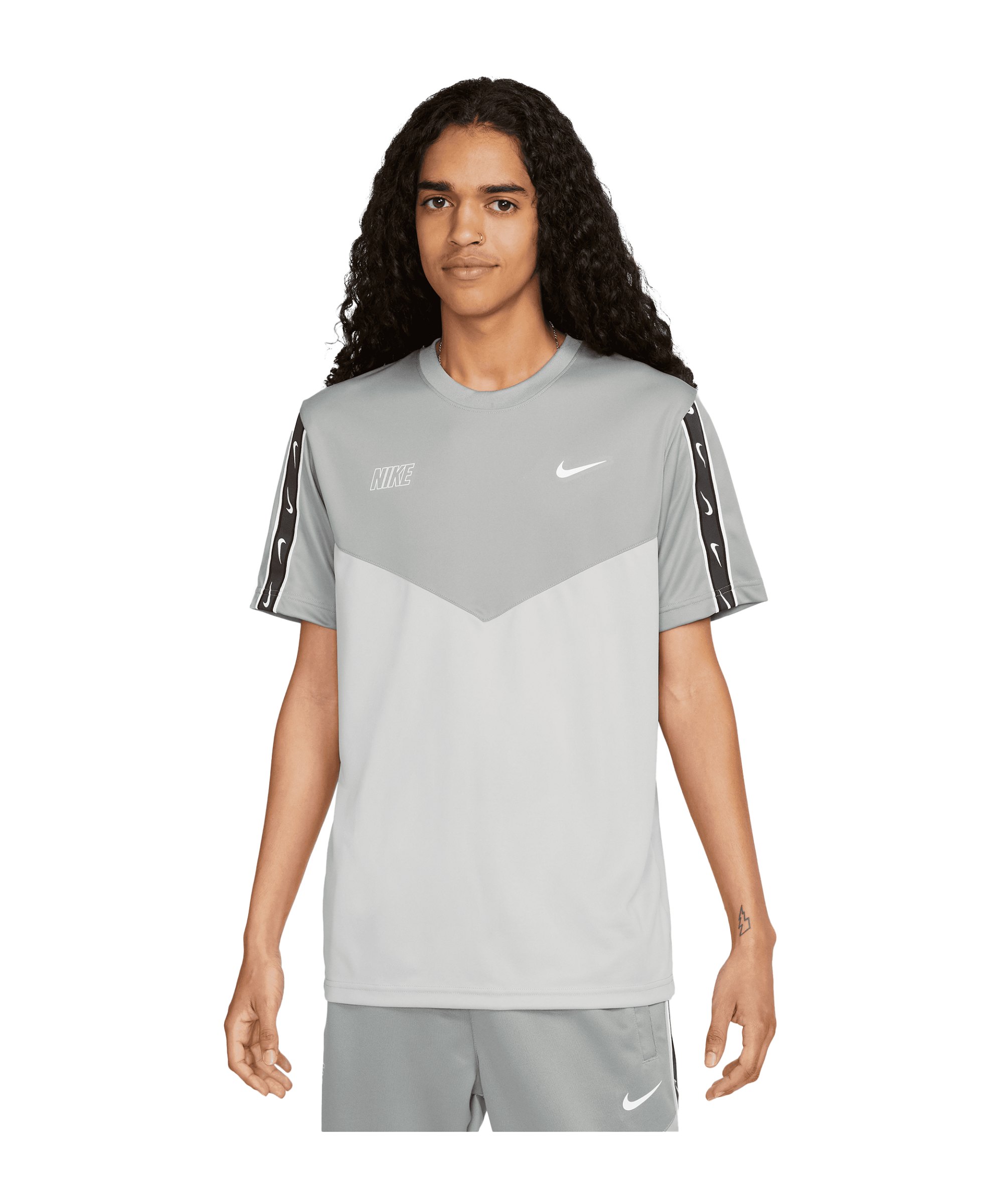 Nike Repeat T-Shirt Grau Weiss F077 - grau