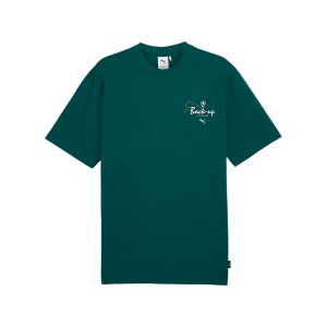 puma-graphics-back-up-team-t-shirt-gruen-f43-628186-lifestyle_front.png