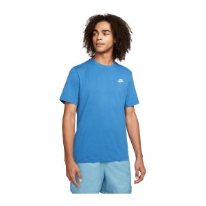 nike-club-t-shirt-blau-weiss-f407-ar4997-lifestyle_front.png