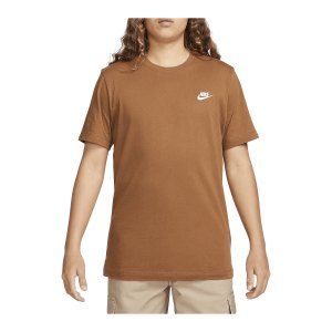 nike-club-t-shirt-braun-f281-ar4997-lifestyle_front.png