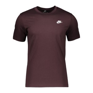 nike-club-t-shirt-braun-weiss-f203-ar4997-lifestyle_front.png