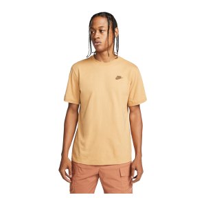 nike-club-t-shirt-gold-f722-ar4997-lifestyle_front.png