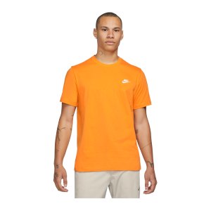nike-club-t-shirt-tall-orange-f887-ar4997-lifestyle_front.png