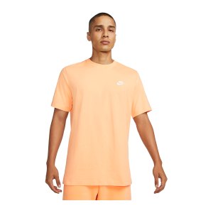 nike-club-t-shirt-orange-weiss-f734-ar4997-lifestyle_front.png