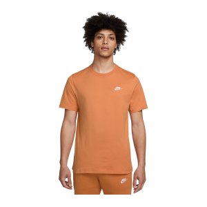 nike-club-t-shirt-orange-weiss-f808-ar4997-lifestyle_front.png