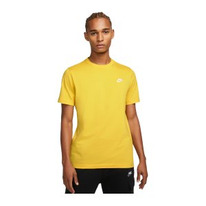 nike-club-t-shirt-gelb-weiss-f709-ar4997-lifestyle_front.png