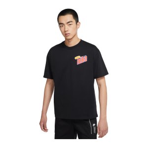 nike-keep-it-clean-2-t-shirt-schwarz-f010-dm2197-lifestyle_front.png