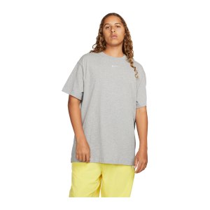 nike-essential-t-shirt-damen-grau-weiss-f063-dn5697-lifestyle_front.png
