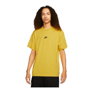nike-premium-essentials-t-shirt-gelb-schwarz-f709-do7392-lifestyle_front.png