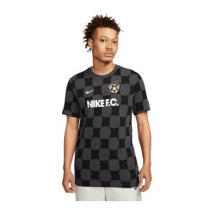 nike-f-c-t-shirt-grau-schwarz-weiss-f060-dr7735-lifestyle_front.png