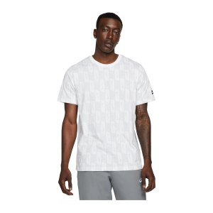 nike-repeat-print-t-shirt-weiss-grau-f100-dr9974-lifestyle_front.png