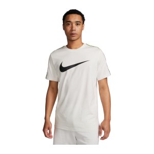 nike-repeat-t-shirt-weiss-schwarz-f122-dx2032-lifestyle_front.png