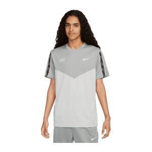 nike-repeat-t-shirt-grau-weiss-f077-dx2301-lifestyle_front.png