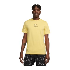 nike-sportswear-graphic-t-shirt-gold-f700-dz2881-lifestyle_front.png
