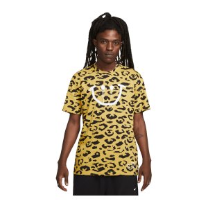 nike-sportswear-t-shirt-gold-f725-dz2893-lifestyle_front.png