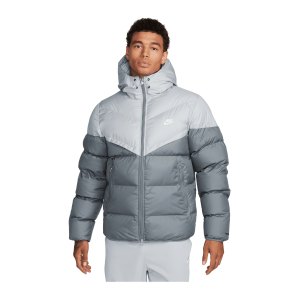 nike-storm-fit-windrunner-grau-f077-fb8185-lifestyle_front.png