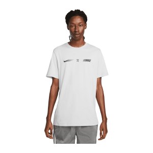 nike-standart-issue-t-shirt-grau-f012-fn4898-lifestyle_front.png