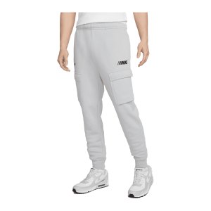 nike-standart-issue-fleece-cargo-hose-grau-f012-fn5200-lifestyle_front.png