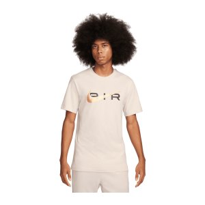 nike-air-graphic-t-shirt-braun-f104-fn7704-lifestyle_front.png
