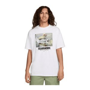 nike-m90-one-off-t-shirt-weiss-f100-hf0001-lifestyle_front.png