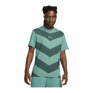 nike-nsw-air-t-shirt-gruen-f361-hf5526-lifestyle_front.png