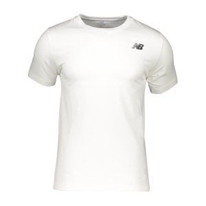 new-balance-apparel-t-shirt-fwt-mt11985-lifestyle_front.png