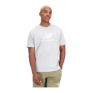 new-balance-essentials-logo-t-shirt-grau-fag-mt31541-lifestyle_front.png