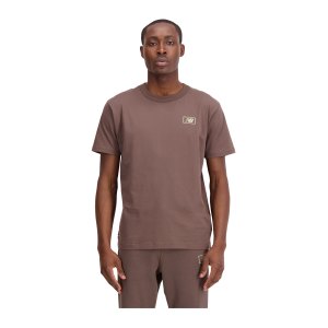 new-balance-essentials-graphic-t-shirt-braun-fduo-mt33511-lifestyle_front.png