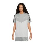Nike Repeat T-Shirt Grau Weiss F077